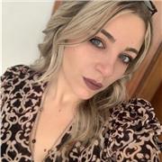 Laureanda in Lettere moderne impartisce lezioni in letteratura italiana a studenti di scuole medie/superiori